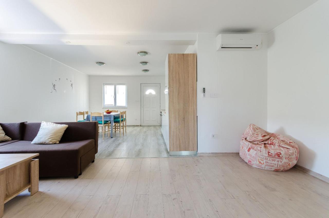 Apartments Ester 洛帕 外观 照片