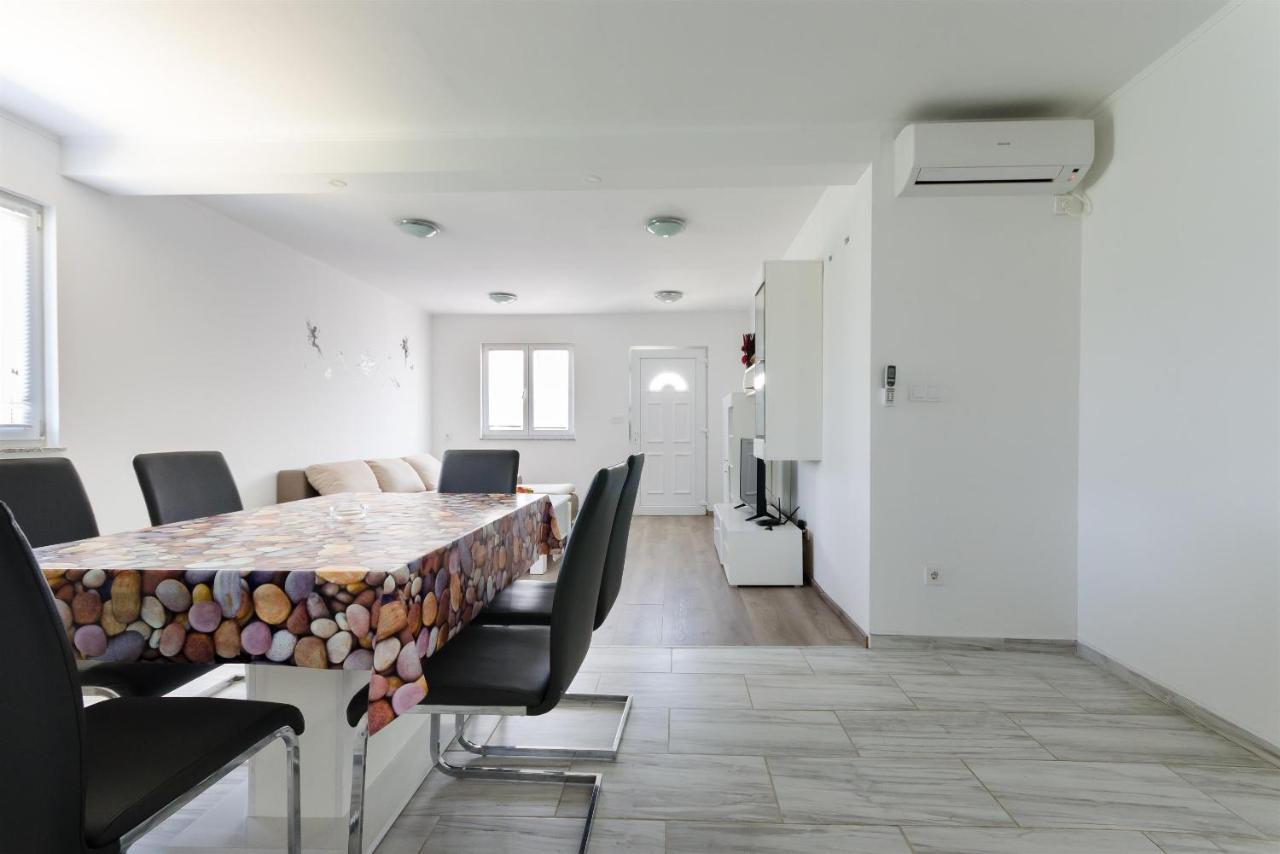 Apartments Ester 洛帕 外观 照片